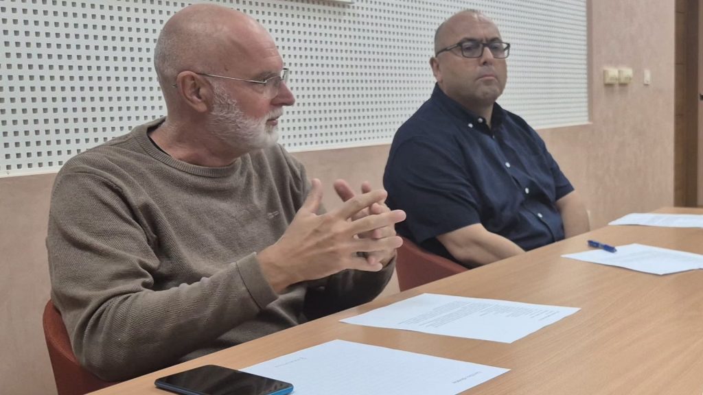 Voditelji susreta za stolom tijekom razmatranja