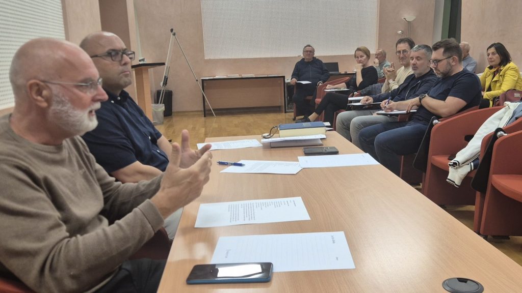 Razgovor za stolom, a u pozadini sudionici susreta